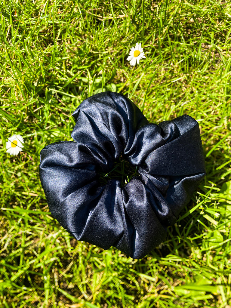 Single prime silk scrunchie