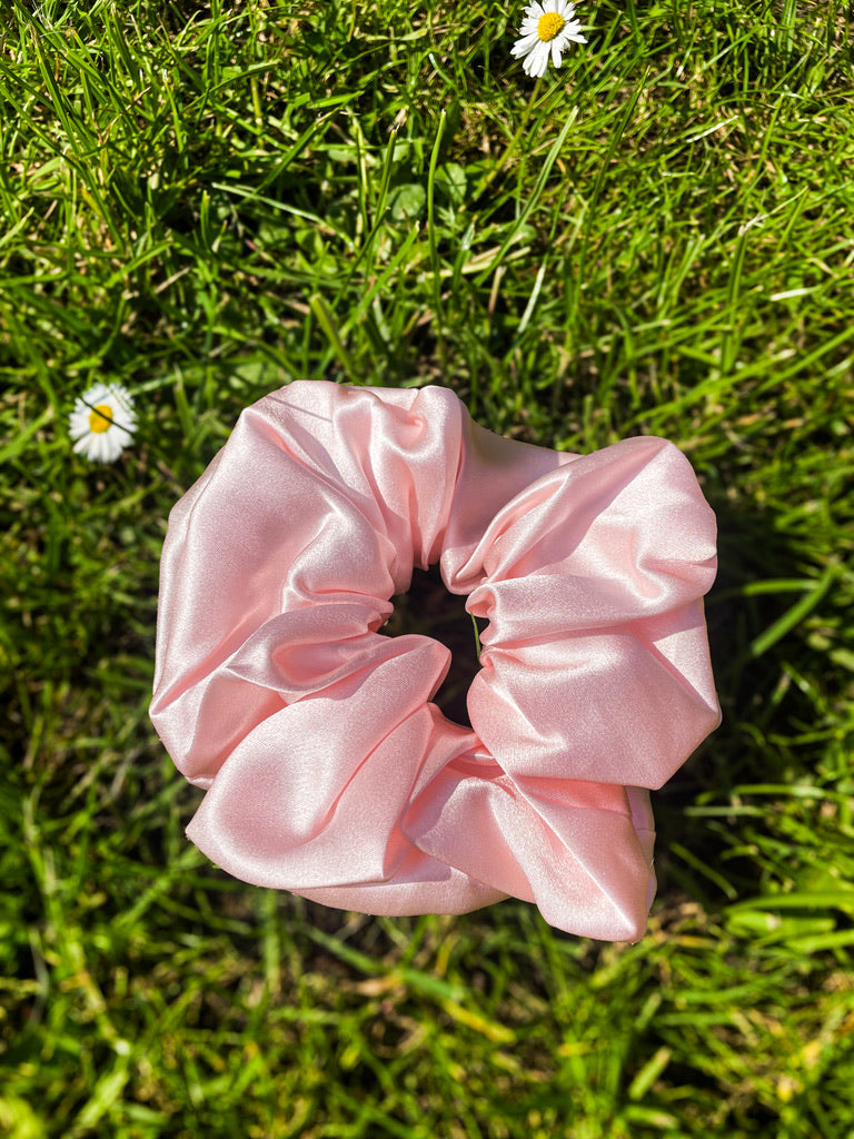 Single prime silk scrunchie