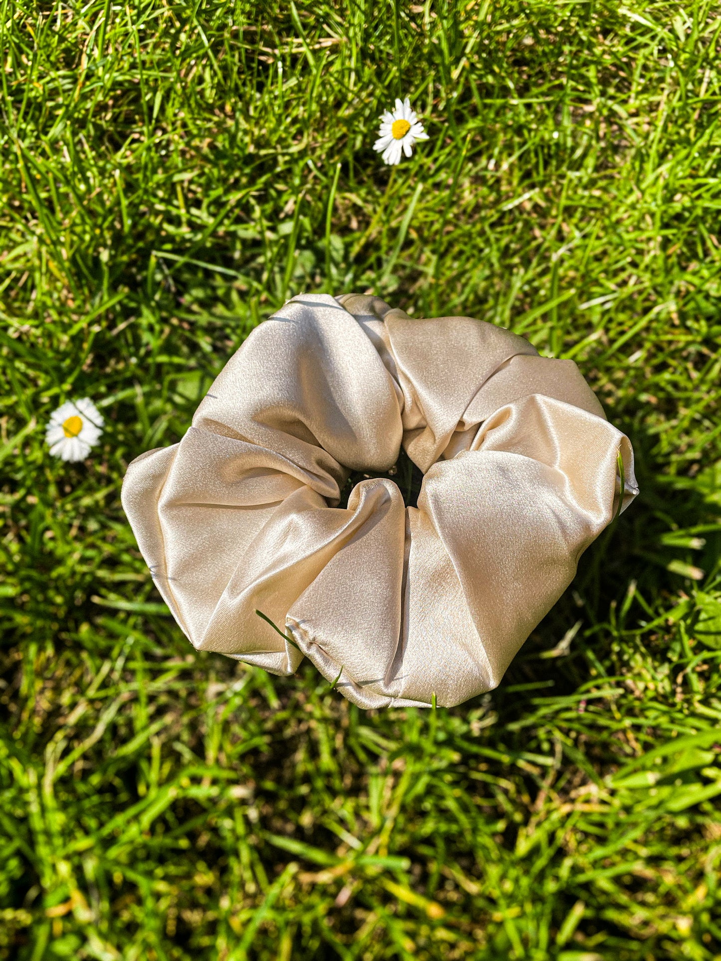 Single prime silk scrunchie