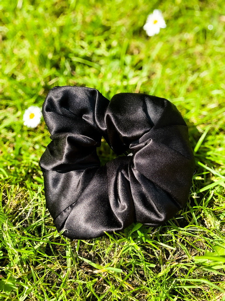 Single prime silk scrunchie